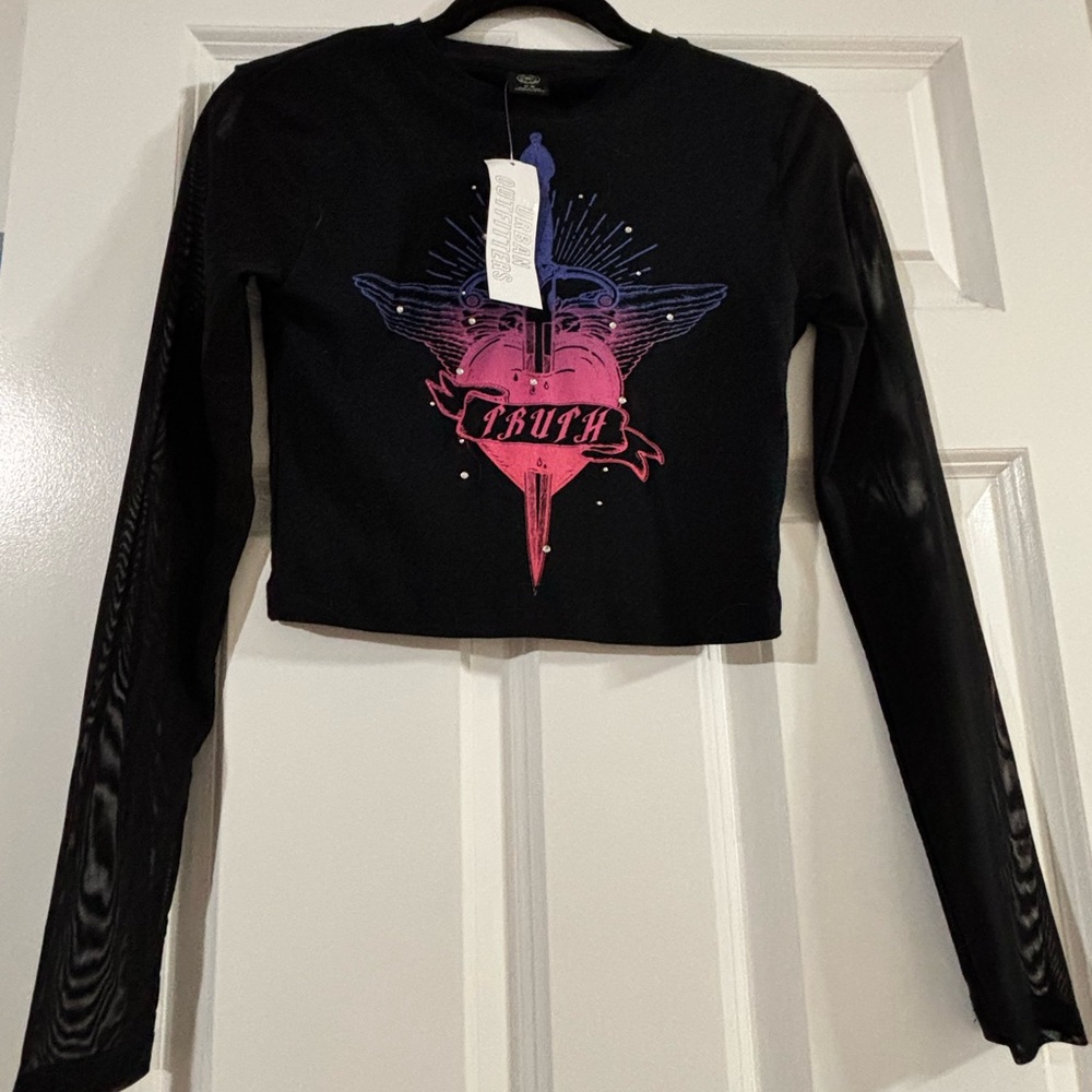 Black Long Sleeve Graphic Crop Top